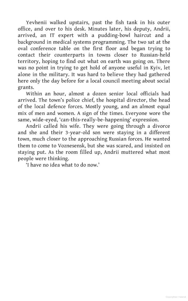 A Small, Stubborn Town. Life, death and defeat in Ukraine / A Small, Stubborn Town. Life, death and defiance in Ukraine Эндрю Хардинг 9781804183366-3