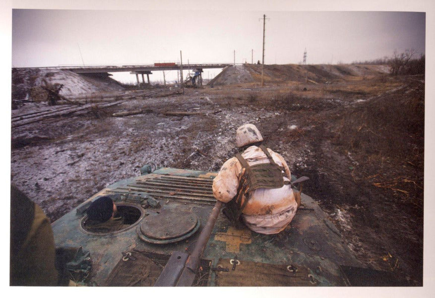 Because of the war. A volunteer's view / Через війну. Погляд волонтера Дмитрий Муравский 9786177420278-3