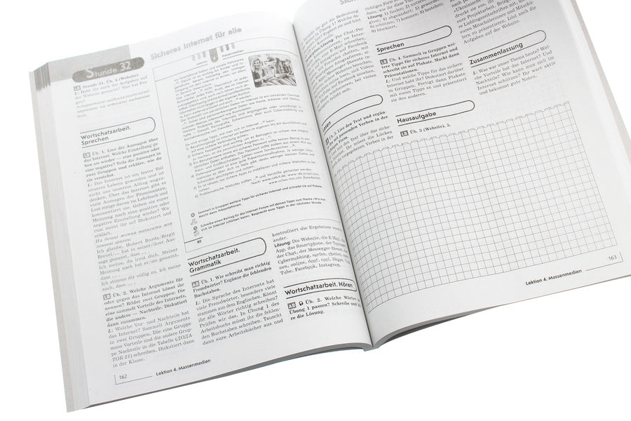 Hallo, friends! German language. Standard level. A book for a teacher. 11(7) class / Hallo, Freunde! Німецька мова. Рівень стандарту. Книга для вчителя. 11(7) клас Светлана Сотникова, Анна Гоголева 978-617-09-6409-0-5