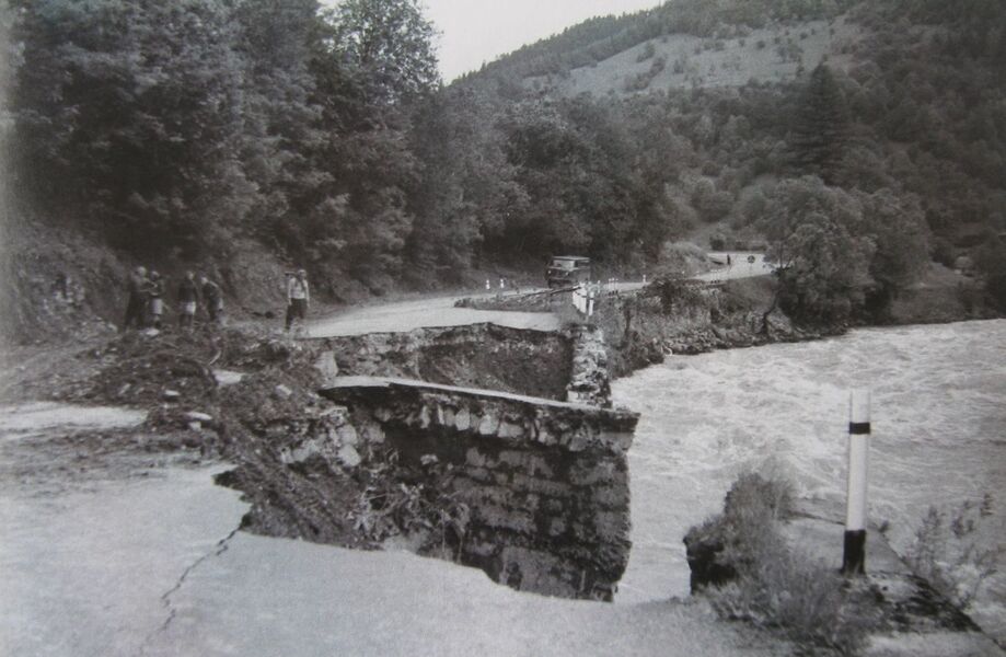 Land of the Carpathians. Happiness among floods / Carpathian Land. The Land of Floods and Happiness / Землі Карпат. Щастя серед паводків / Carpathian Land. The Land of Floods and Happiness Александр Ильенко, Дмитрий Медведенко 978-966-504-959-3-5