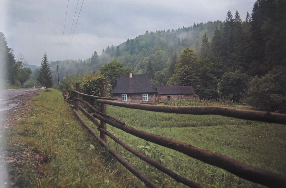 Land of the Carpathians. Happiness among floods / Carpathian Land. The Land of Floods and Happiness / Землі Карпат. Щастя серед паводків / Carpathian Land. The Land of Floods and Happiness Александр Ильенко, Дмитрий Медведенко 978-966-504-959-3-6
