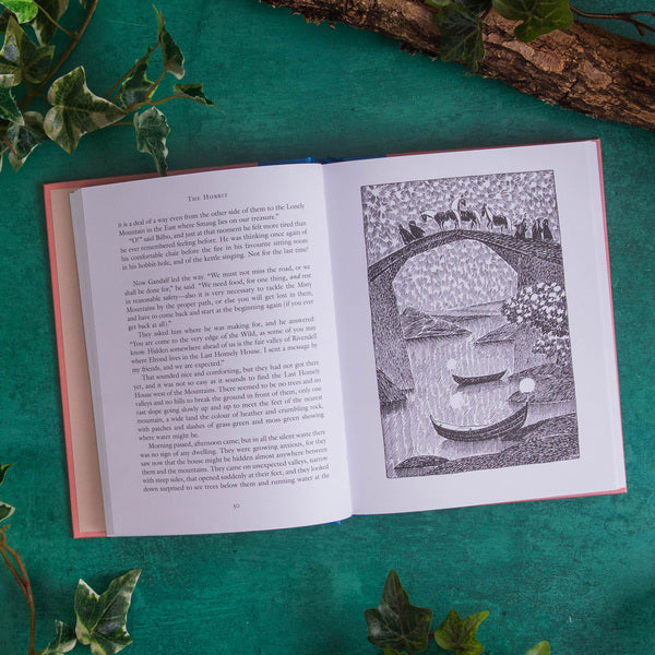 The Hobbit: Illustrated By Tove Jansson J R R Tolkien - Дж Р Р Толкиен 9780008843076-3